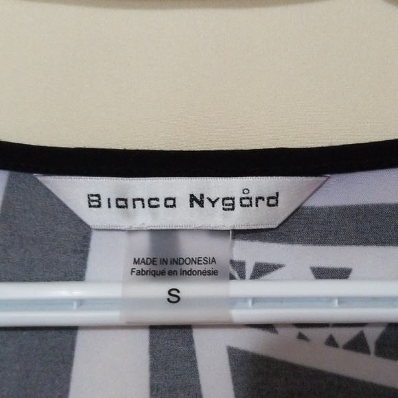 🌸Symetrical Blouse - Picture 3 of 3